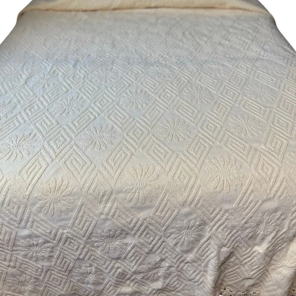 VTG‎ Cotton Matelasse Coverlet Sunburst Flower Fringe Butter Yellow Blanket